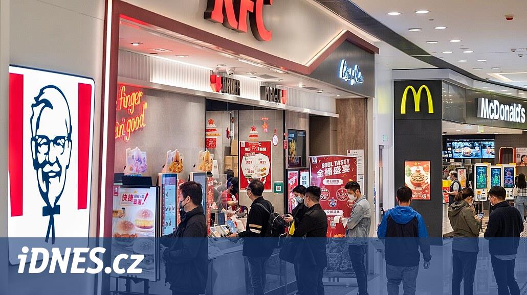 Nákupní šílenství v KFC. Někteří Číňané kupují menu jen kvůli hračce -  iDNES.cz
