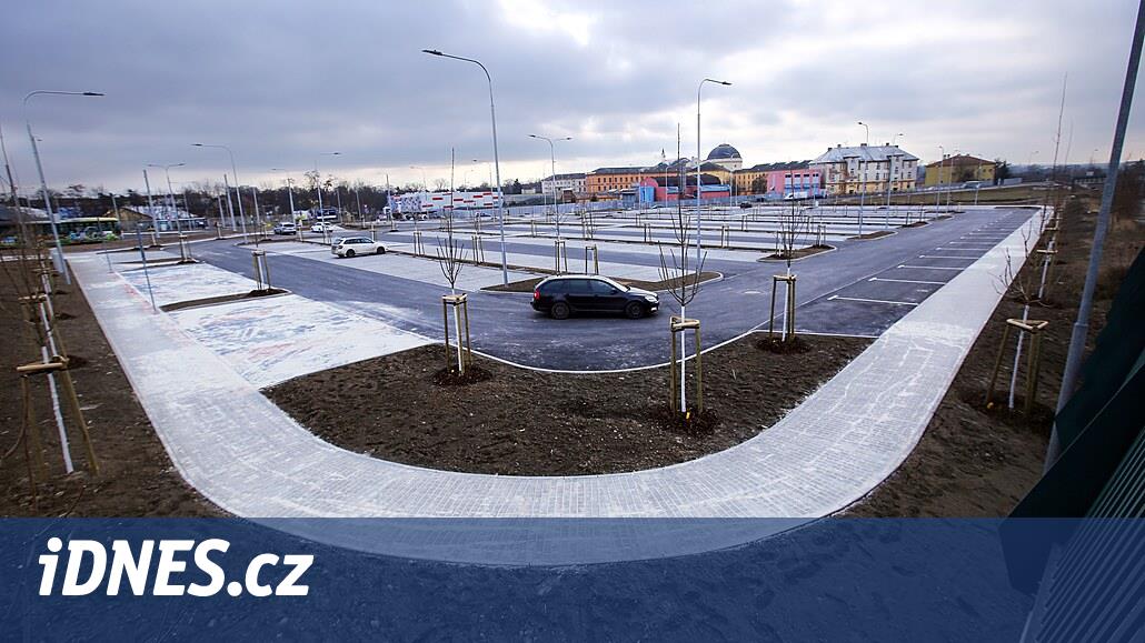 Zaparkuj a jeď MHD. Plzeň otevřela na Borech velkokapacitní parkoviště -  iDNES.cz