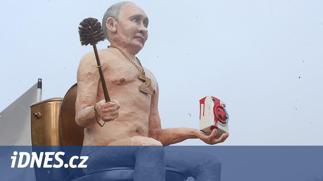 Před Hradem vítala lídry summitu Putinova karikatura trůnící na zlatém záchodě - iDNES.cz