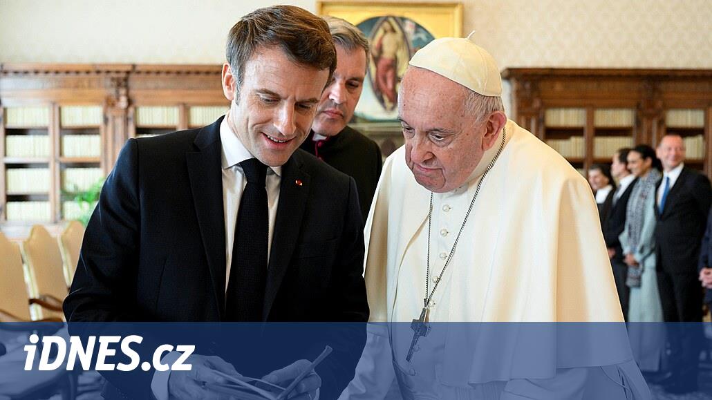 Macron a exhorté le pape à appeler Poutine et Biden pour la paix en Ukraine