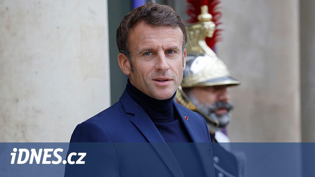 Même Macron porte un col roulé.  Le gouvernement français encourage l’enquête, quoique chaleureuse