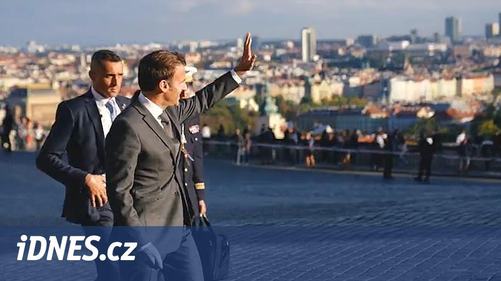 Macron montre une vidéo de Prague, où il joue la vedette principale du sommet