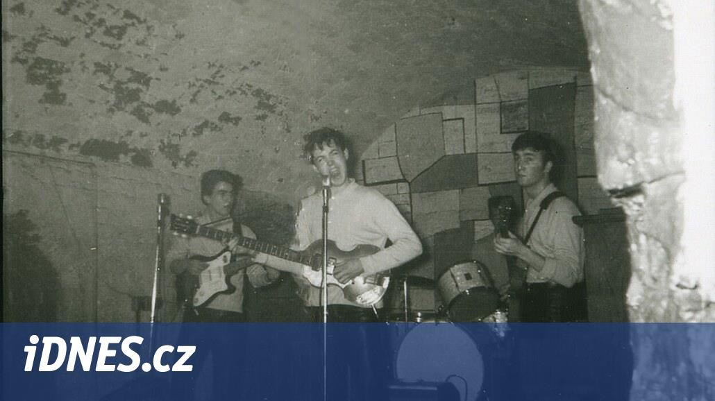 Podívejte se na neznámé snímky raných Beatles. První singl vydali před 60  lety - iDNES.cz