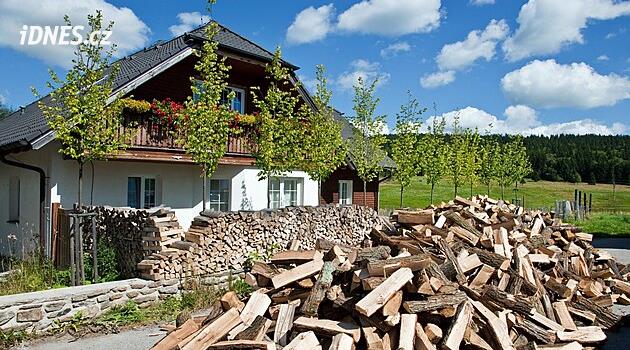 Průzkum: Domácnosti se bojí omezení topení dřevem, nejistota brzdí výměnu kamen