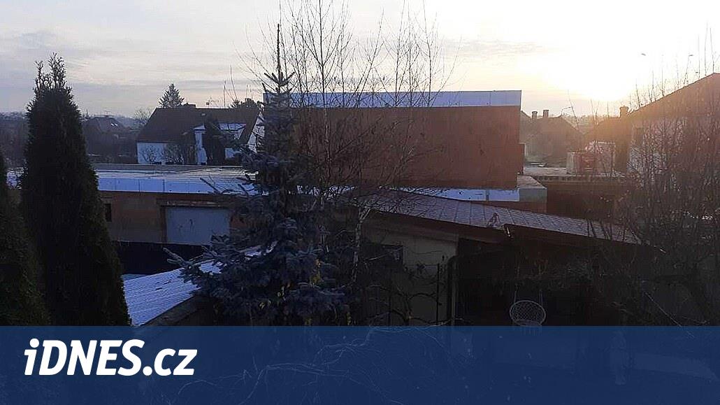 Aile evlerinin arkasına daha büyük bir bina yapıyor, yetkililer yıkmak istiyor