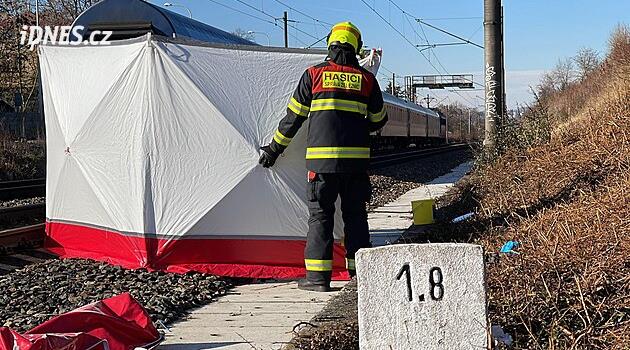 Rychlík srazil na Pardubicku člověka. Železniční koridor stojí