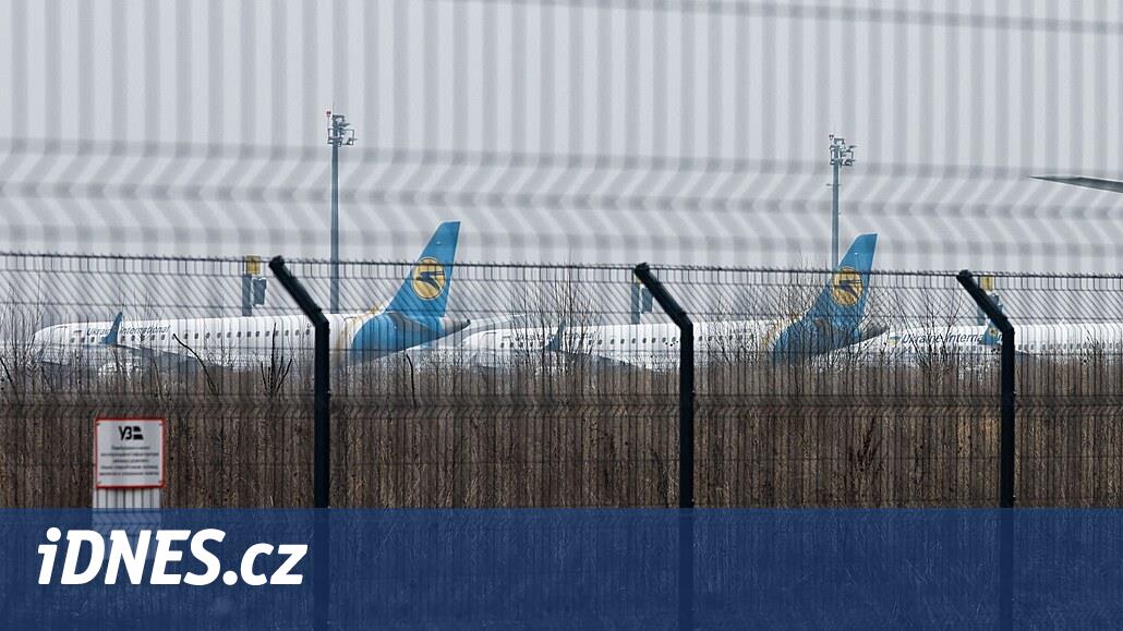 Vzdušný prostor nad Ukrajinou se uzavřel. Letecké společnosti hledají