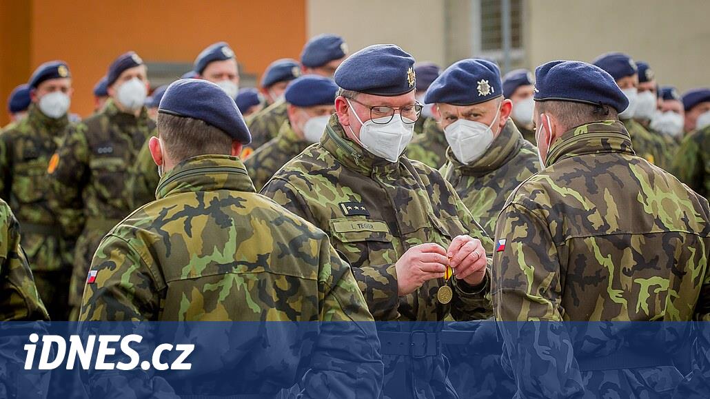 Strakoničtí vojáci, kteří byli na misi v Litvě, dostali medaile a odznaky -  iDNES.cz