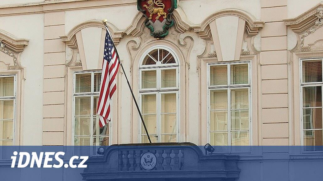 Ambasáda USA v Praze omezuje provoz na síti X. Kvůli sporům o rozpočet
