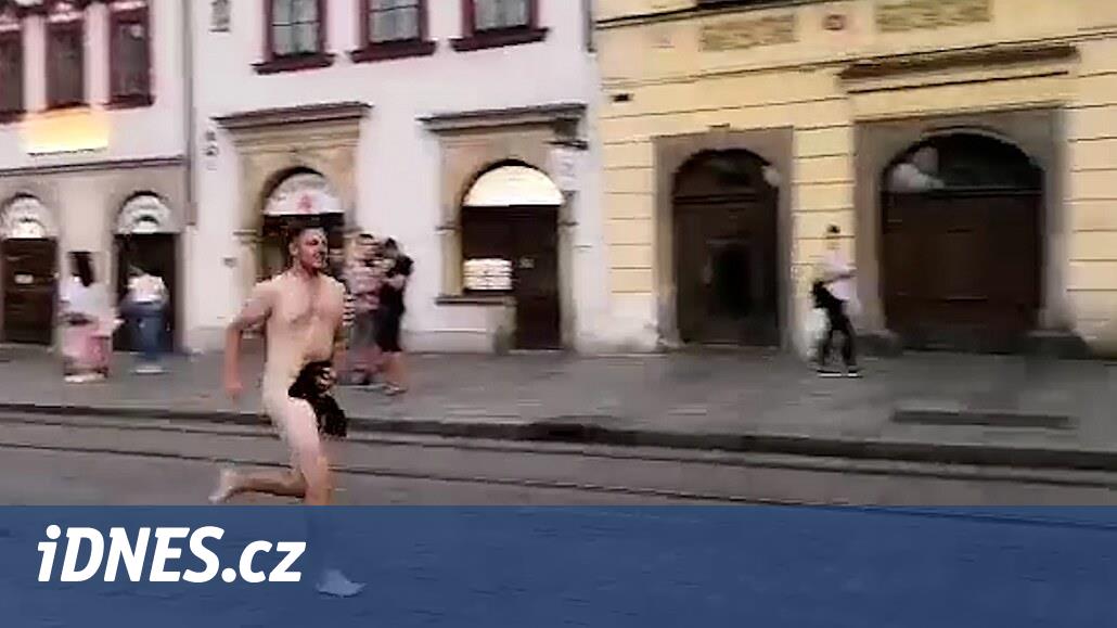 Jako v Discopříběhu, tři naháči běželi po plzeňském náměstí Republiky -  iDNES.cz