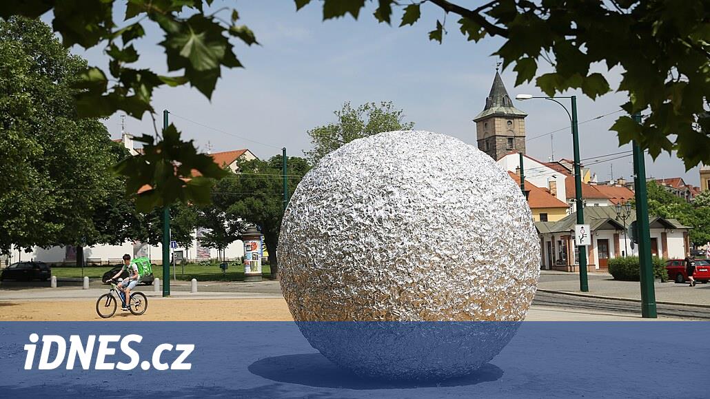 Prostor U Zvonu v Plzni ozdobila obří koule, připomíná i plány na galerii -  iDNES.cz