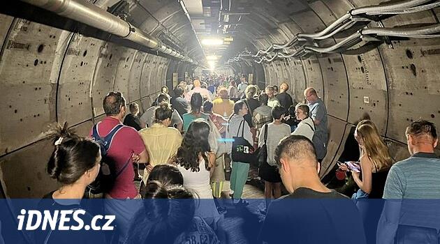 Un train avec des centaines de personnes coincé pendant cinq heures dans un tunnel entre la France et l’Angleterre