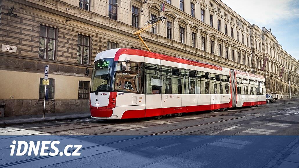 Přivřeného chlapce vláčela tramvaj desítky metrů, řidič dostal podmínku -  iDNES.cz