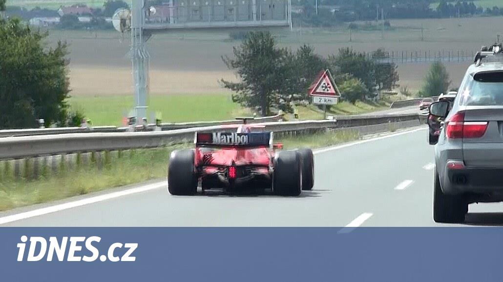 VIDEO: Nechvalně proslulá formule se znovu proháněla po dálnici D4 -  iDNES.cz