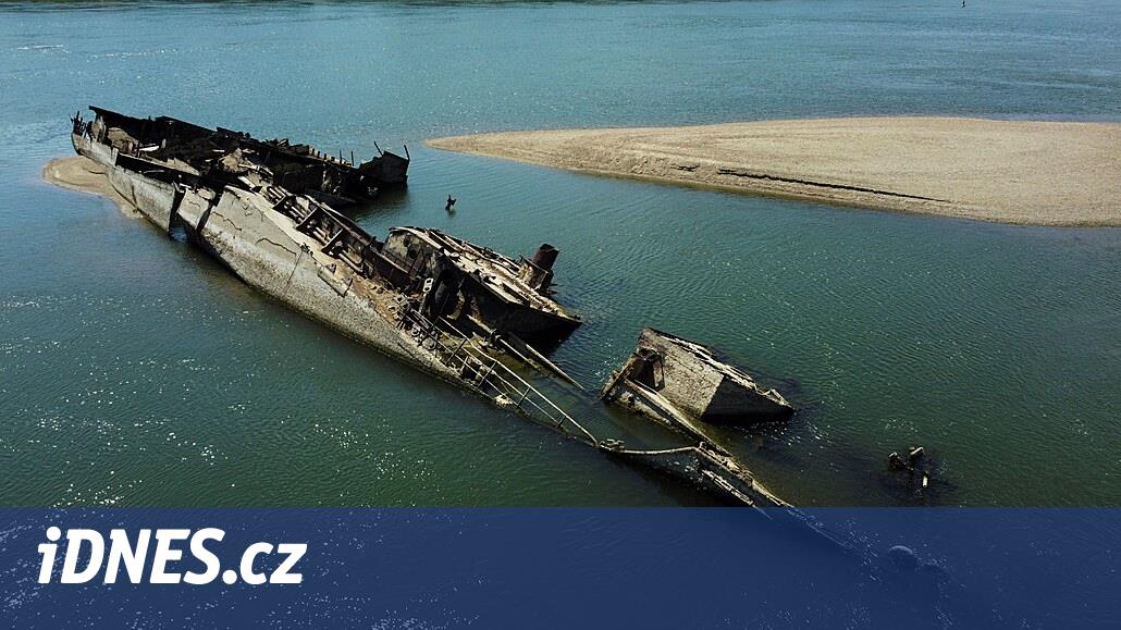 Die Dürre enthüllte ein gesunkenes deutsches Schiff der Art Wolf auf der Donau in Serbien