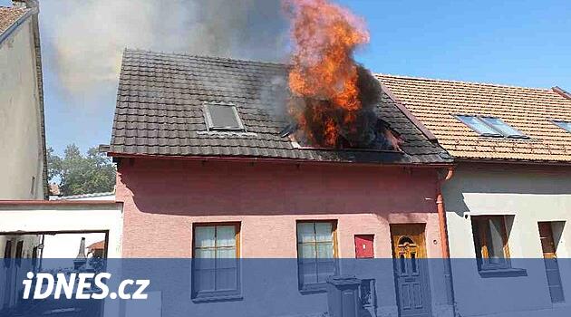 Vadná nabíječka mobilu zapálila dům, škoda se odhaduje na tři miliony -  iDNES.cz