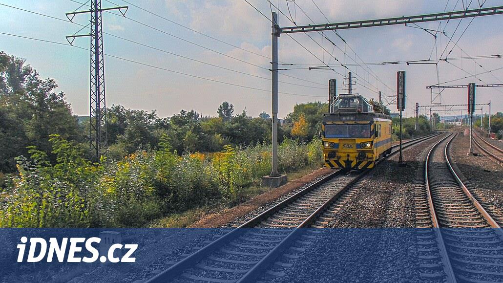 Česká třebová yakınındaki koridorda, çalışma makinesi çekiş çizgisini aşağı çekti