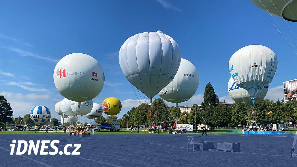 Začíná letecký souboj vodíkových balonů nad noční Evropou. Sledujte online  - iDNES.cz