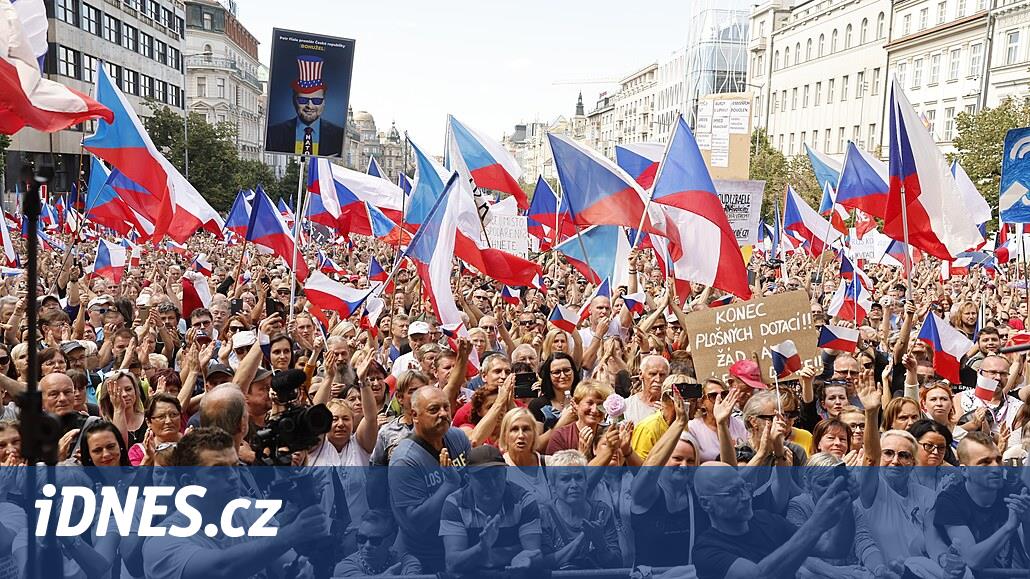 Na demonstraci proti vládě se v Praze sešlo 70 tisíc lidí, žádali demisi -  iDNES.cz