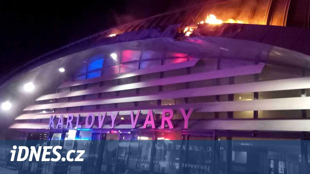 Na letišti v Karlových Varech hořela hala, zasahovalo šest jednotek hasičů  - iDNES.cz
