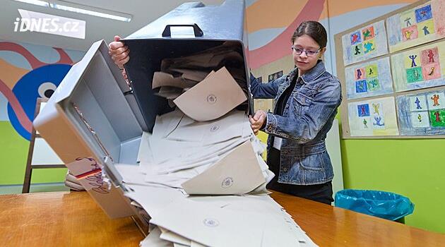 Výsledky voleb 2026: Ve schránkách šedé, u komise modré. Na Chomutovsku zaměnili obálky