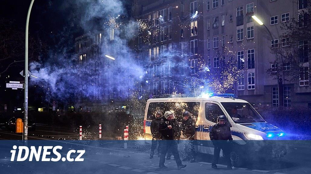 Mladí muži s imigračním pozadím“. Německo je v šoku z novoročních nepokojů  - iDNES.cz