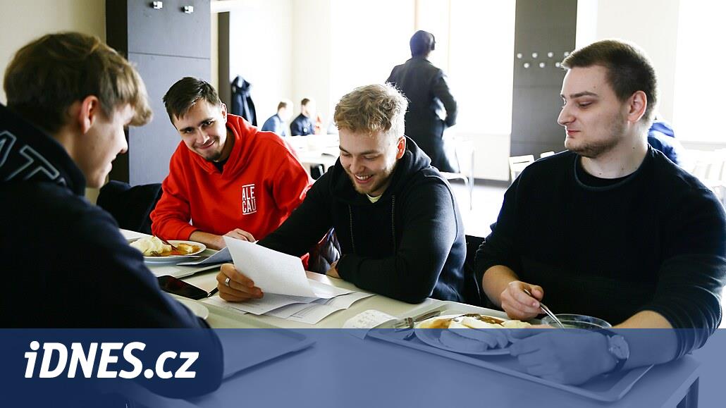 Brno'nun en pahalı kantini öğle yemeklerini daha ucuz hale getiriyor ve 85 krona iki değiştirilebilir yemek sunuyor