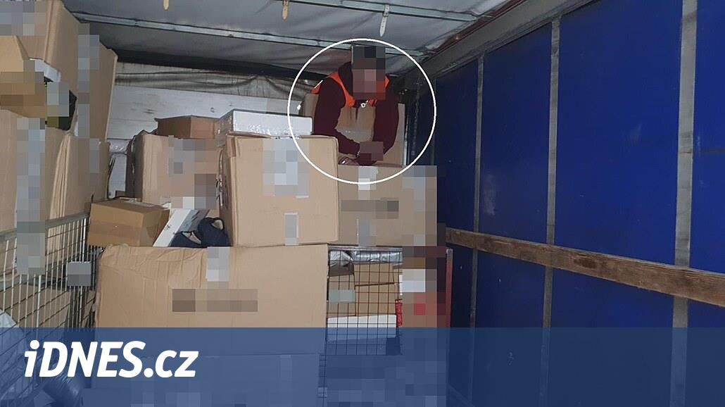 Zdrogovaný brigádník se „zašil“ v návěsu mezi balíky. Kamion s ním odjel  pryč - iDNES.cz