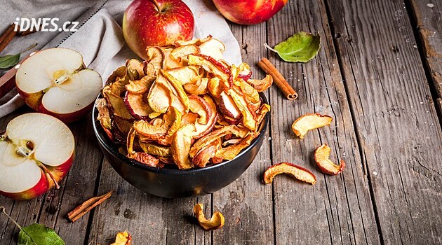 Nasušte si na zimu křížaly, na mlsání i do horkých nápojů. Oceníte jablka, hrušky, švestky i kiwi