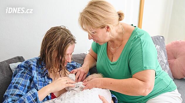 Hastanenin ebeleri anneleri görmeye gelecek