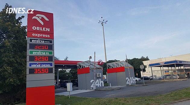 Cena benzinu je v Česku nejlevnější za více než čtyři roky, klesá i cena nafty