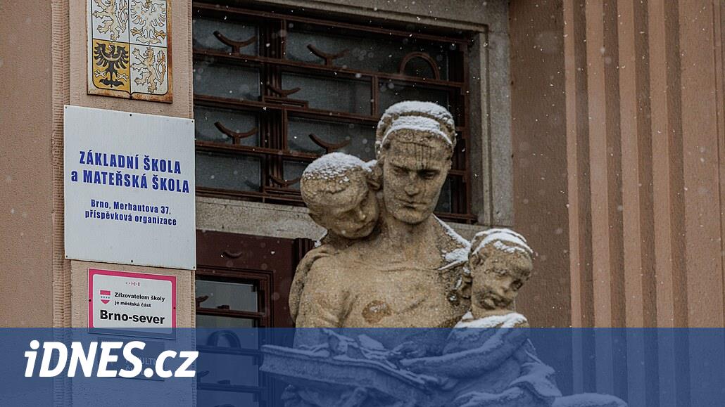 Gömlekler Brno'da raf. Sorunlar her dokuzuncu öğrenciyi ilgilendirir