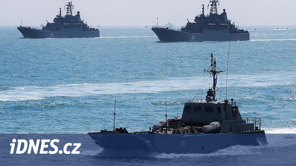 Zasáhli jsme u Krymu výsadkové lodě s posádkou a obrněnci, oznámila