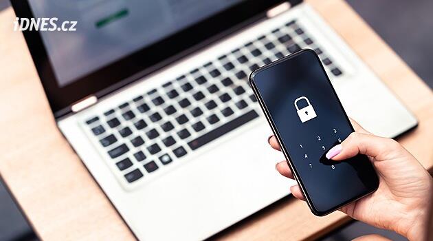 Cizinci pomocí SMS kradli identity a zakládali úvěry, škoda je přes 10 milionů