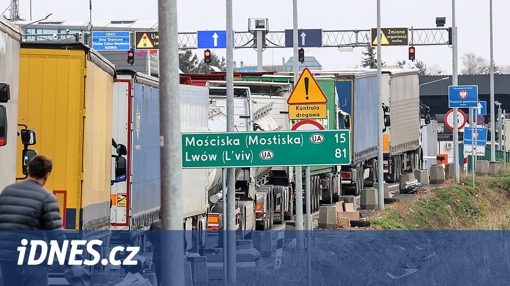 Yeni hükümete şans verecekler.  Polonyalı taşıyıcılar Ukrayna sınırındaki ablukayı kırdı