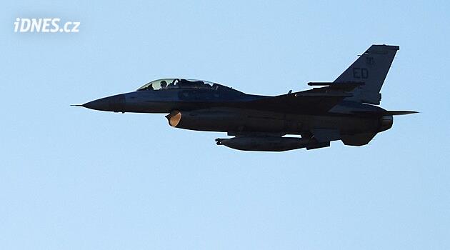 Ukrajina má první mobilní simulátory F-16. Za dodávku děkuje i Česku