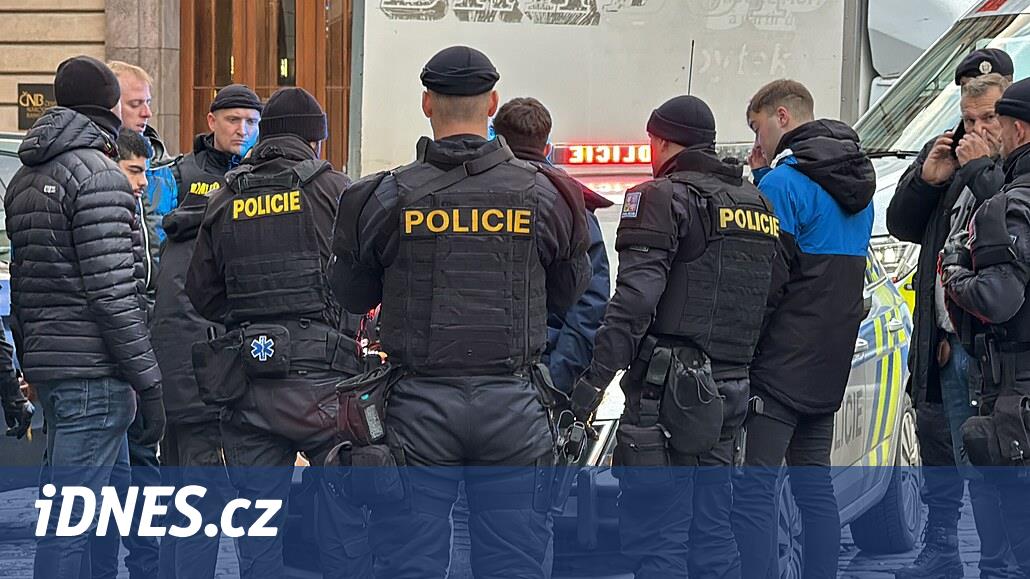 Eden'de polis, havai fişek nedeniyle taraftarlara müdahale etti. Bıçakları da buldu