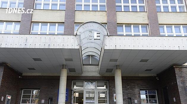 Zastrašují nás, tvrdí studenti o vedení fakulty VŠE. Čelí od něj předžalobní výzvě