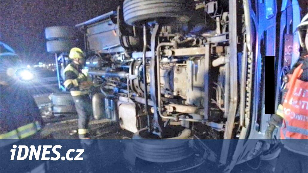 Teplice’de sekiz araba ve bir tanker çarpıştı.  Dokuz kişi yaralandı, dizel sızıntısı oldu