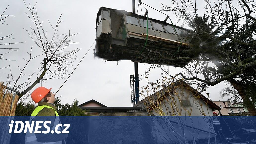 Siz müze insanısınız.  Tramvay bir asır boyunca bahçede saklandı ve kabin görevi gördü