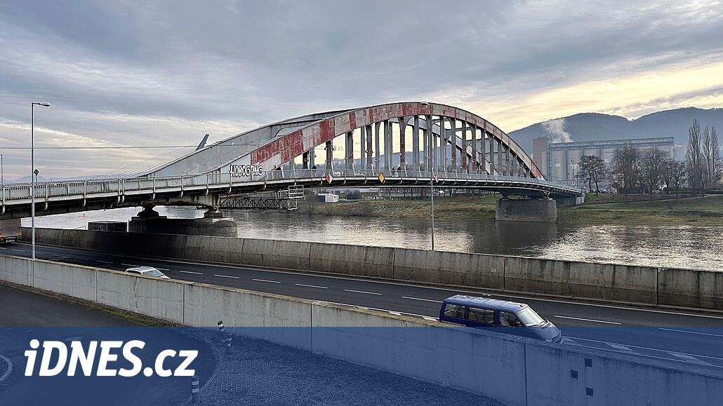 Usti'de anahtar bir köprüyü kapatıyorlar. Onarım yaklaşık iki yıldır şehirdeki hayatı etkileyecek