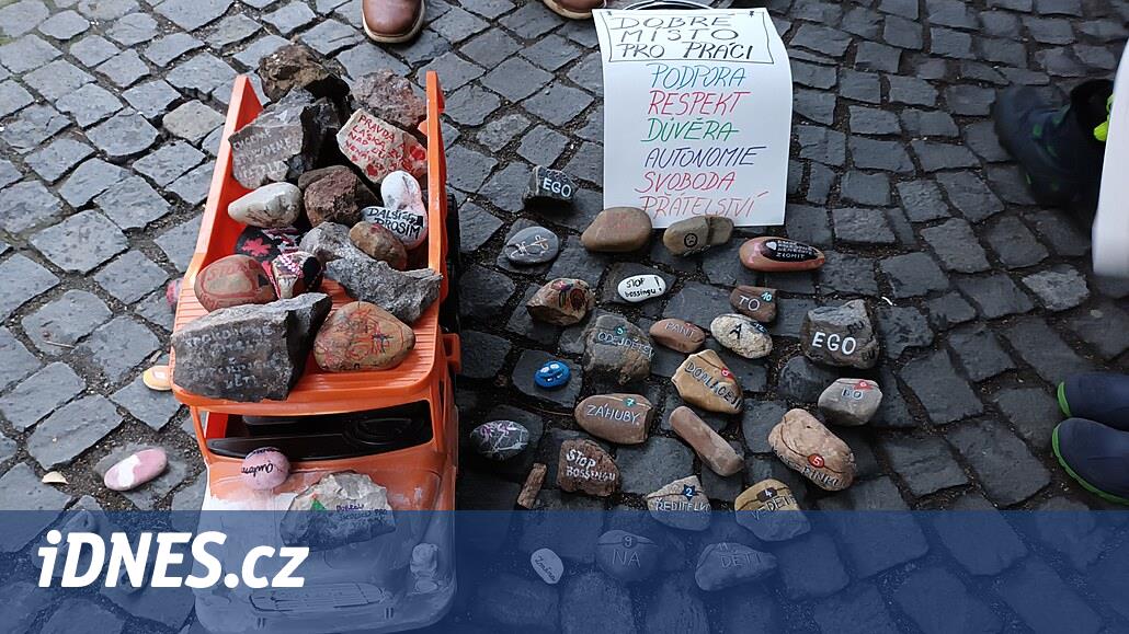 Tatra Dağları’nda halk temsilcilere taş attı, taşların fazlalığı nedeniyle protesto ettiler.