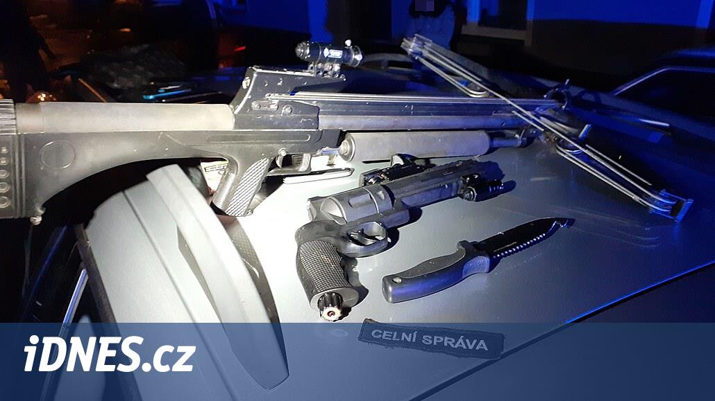 idie ujdjcho iki yüz numarada durdu ve elinde bir anahtar ve gece görüş cihazıyla ayağa kalktı