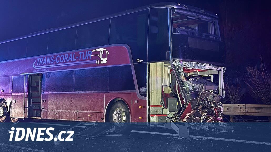 Zdib, D8 yakınlarında bir otobüs vinçle çarpıştı ve Prag yönünde geçilmesi mümkün değil
