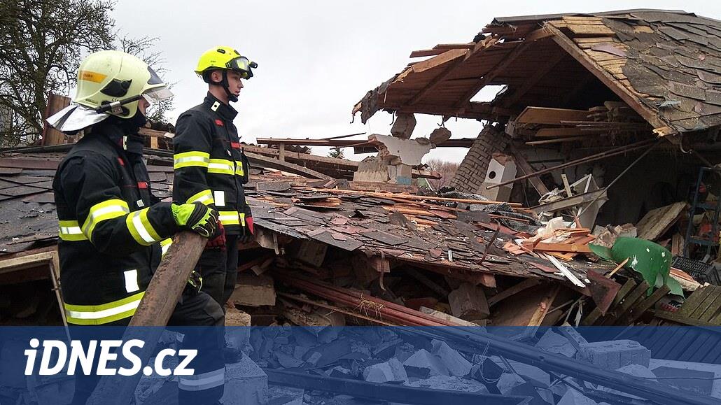 Gaz bombasının patlaması garajı tamamen yerle bir etti, basınç dalgası evde de hasara yol açtı