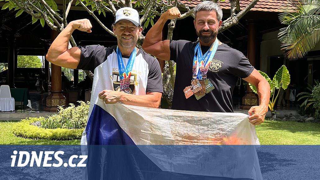 Karlovy Vary’li doğal vücut geliştiriciler kaslarını Bali’ye kadar başarıyla sergilediler