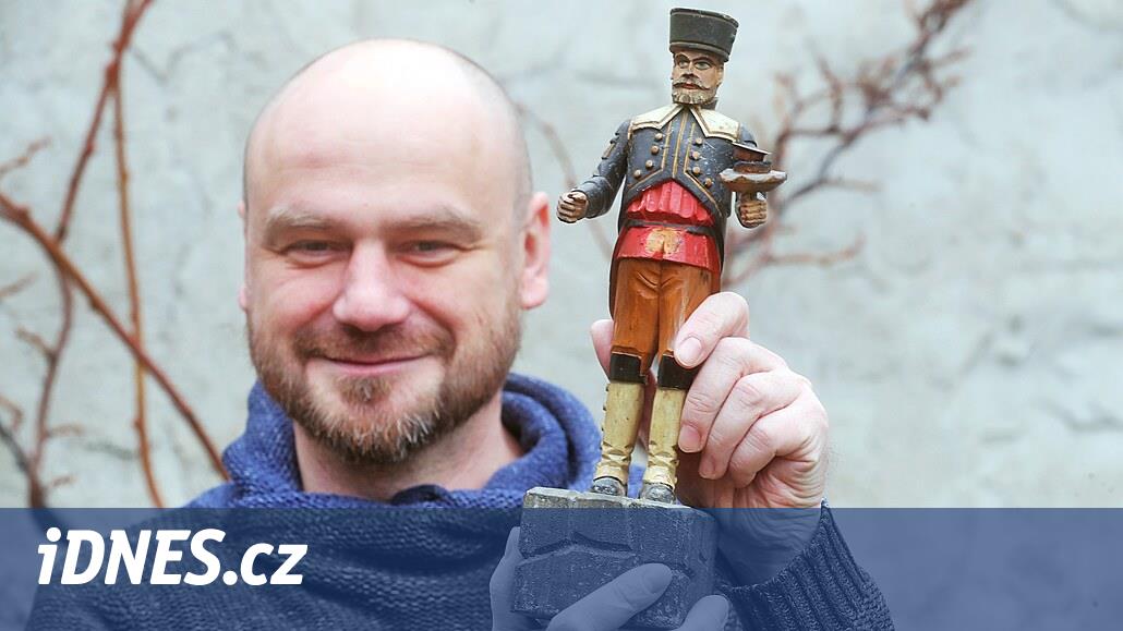 Tomáš Leicht, Ore Dağlarından gelen ahşap oyuncakları koruyor. Aynı zamanda bir madencilik piramidi de var