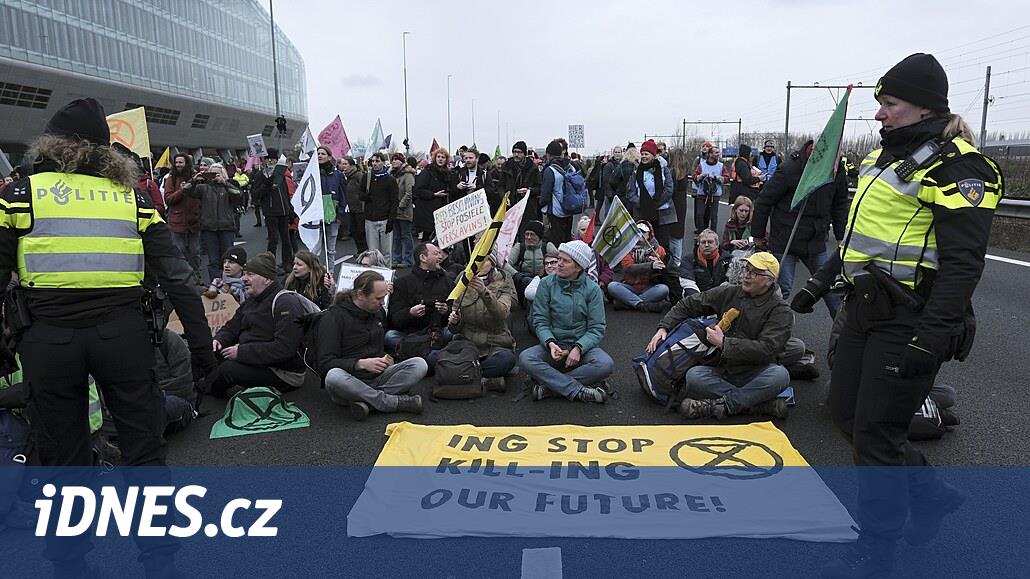 İklim aktivistleri Amsterdam çevre yolunu kapattı, polis bunlardan 300’ünü tutukladı