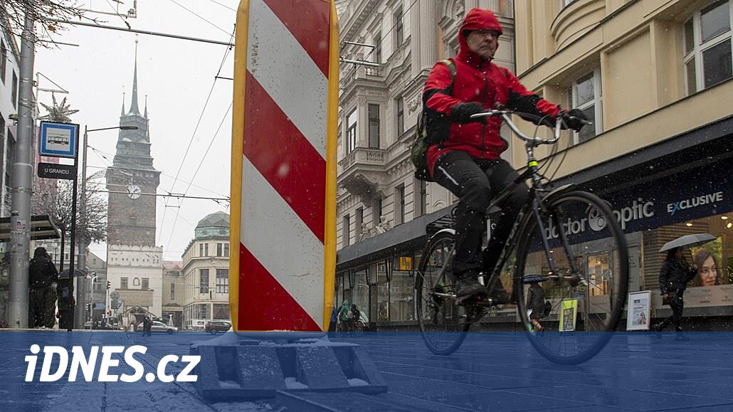 Pardubice'deki Míru Bulvarı'ndaki asfaltlama anlaşmazlığı dokuz yıldır sürüyor ve 14 milyon dolar tehlikede