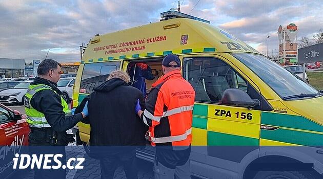 Şaşkın yaşlı dereye düştü, donan adam yoldan geçen biri tarafından kurtarıldı